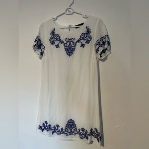 Lulus dress white with blue embroidered detail size medium